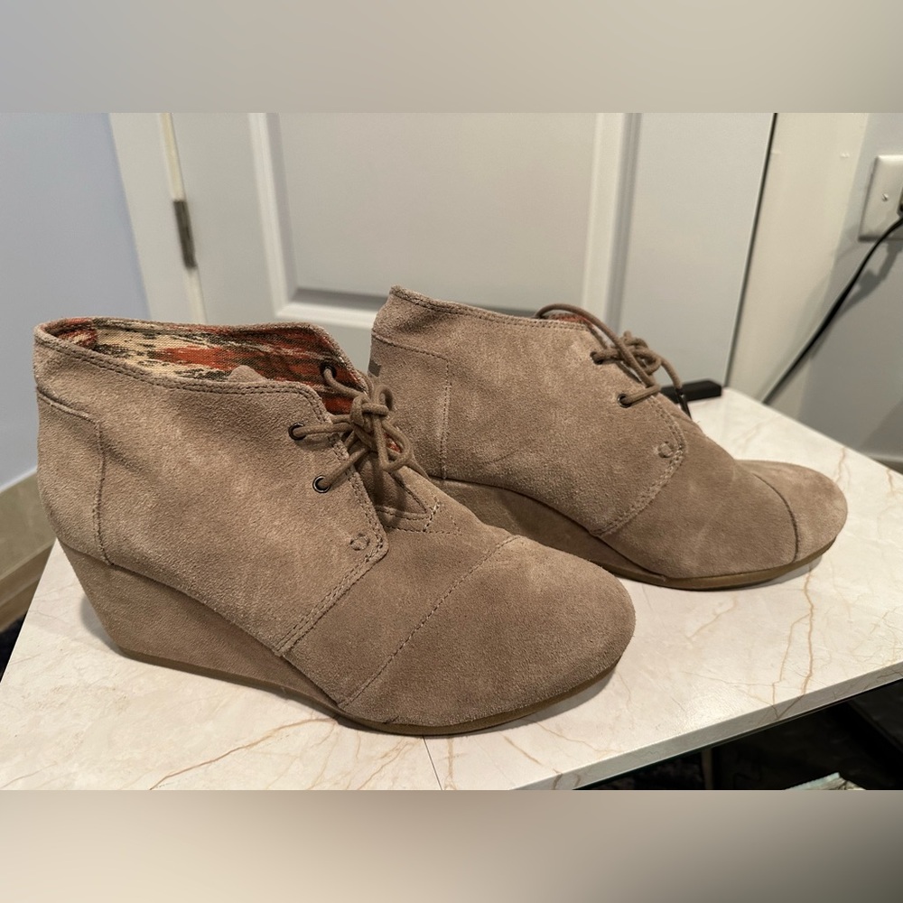 *LIKE NEW*Sz 10*TOMS* wedges